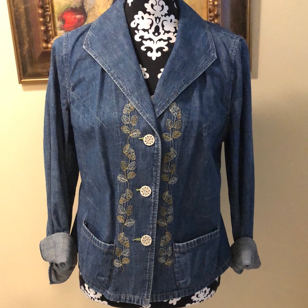 Sigrid Olsen embroidered front, 3 ornate buttons, 2 front pockets denim jacket